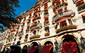 facade view of Plaza Athenee Paris 